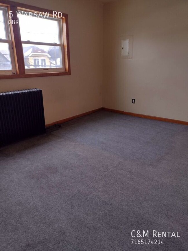 Building Photo - 2 Bedroom Upper Apartment with potential f...