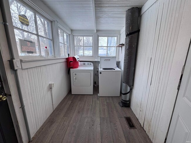 Building Photo - 614 W Charles St