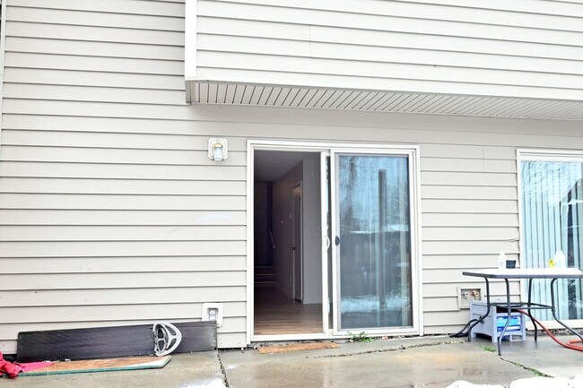 Building Photo - 2 bed 1 Bath townhouse