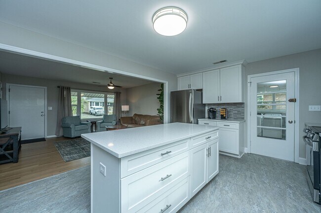 Building Photo - Charming Hanahan Ranch with Hardwood Floor...