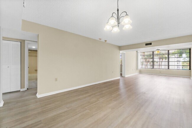 Building Photo - Spacious 2BR/2BA Condo at Whitehall - West Palm Beach