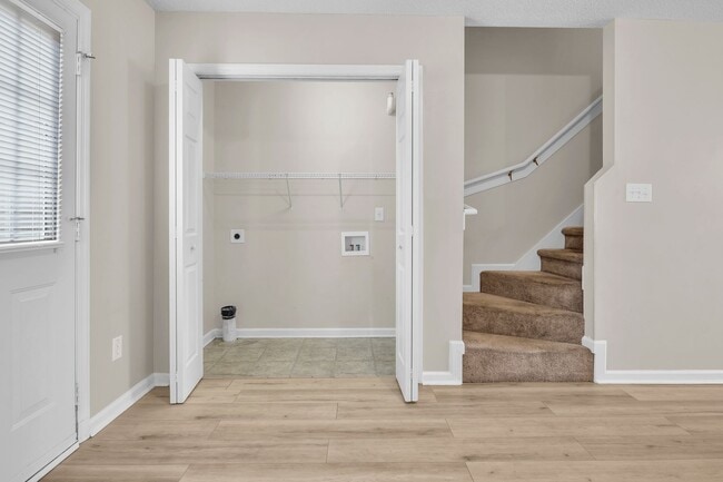 Building Photo - 2 Bed 2.5 Bath Townhome