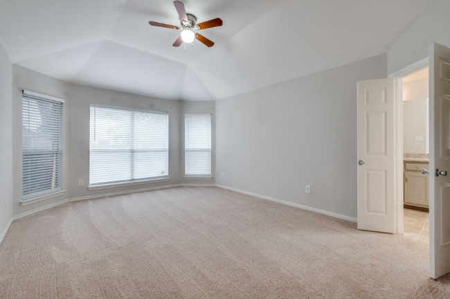 Building Photo - 910 Harwood Ct