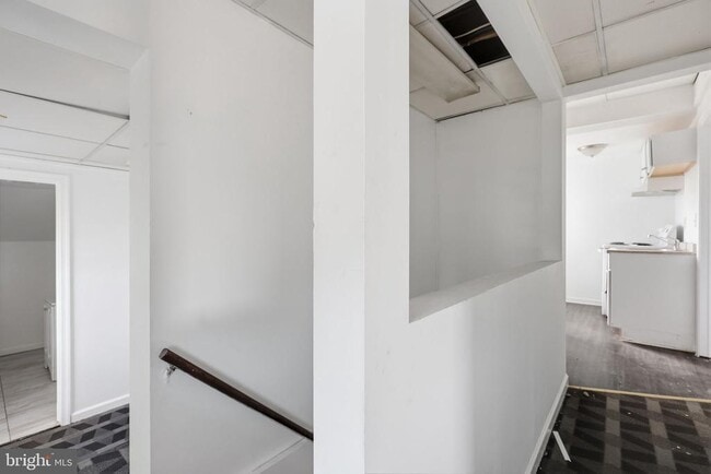 Building Photo - 7909 Oxford Ave