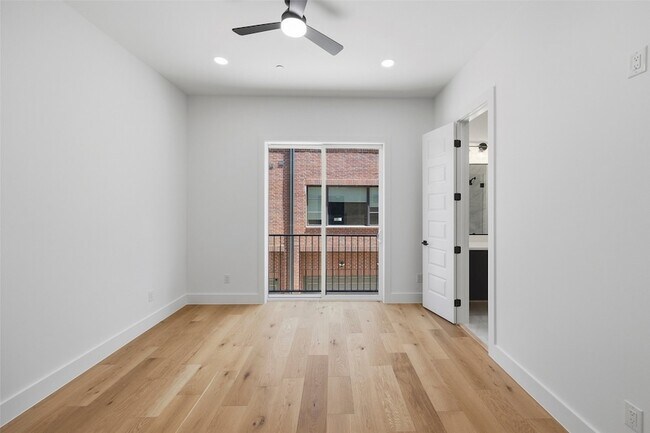 Building Photo - 404 Vista Buena Trl