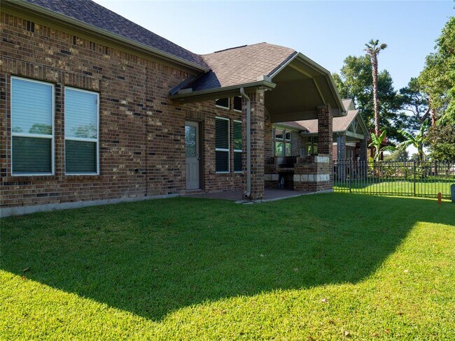 Building Photo - 2419 Doral Dr