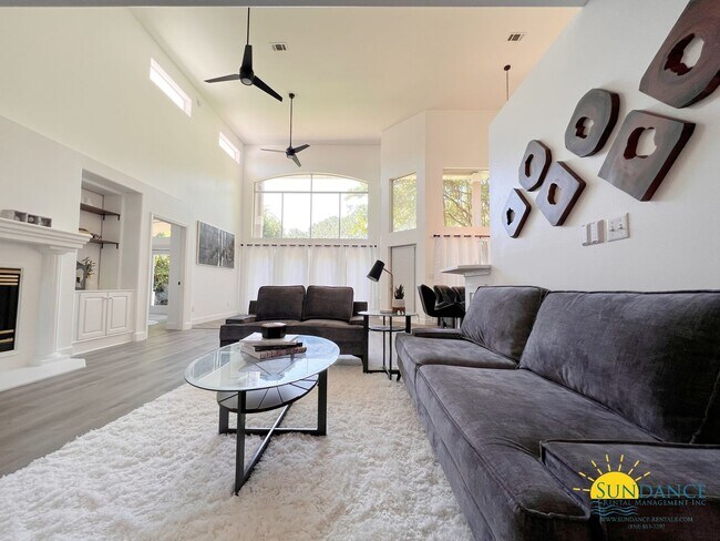 Building Photo - Custom Furnished 4 bed 3.5 bath in Emerald Bay!