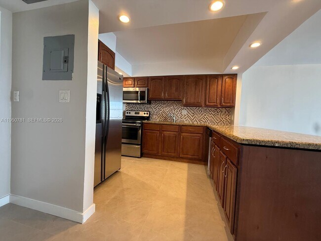 Building Photo - 1000 Parkview Dr