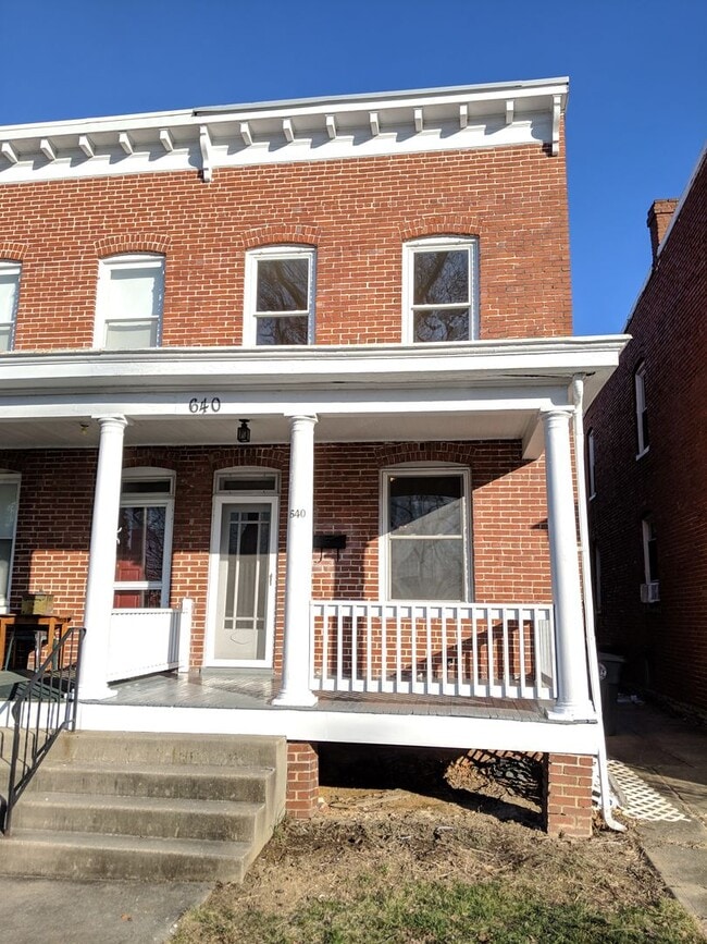 Building Photo - Charming Historic townhouse in downtown Frederick available mid June!