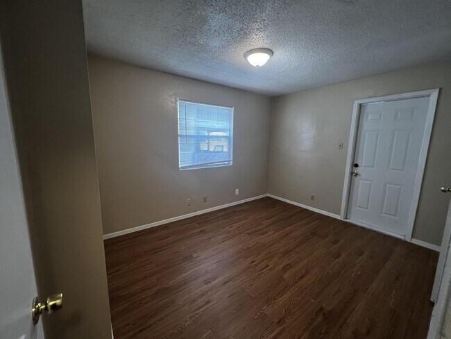 Building Photo - 9806 Roxanna Dr