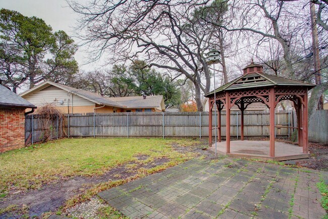 Building Photo - 4 Bd, 2 Ba for Lease | N. Arlington