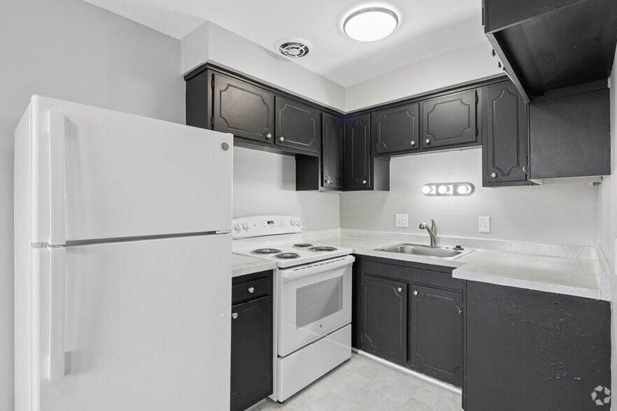 2BR, 1BA - 850SF - Kitchen - Oakwood Apartments