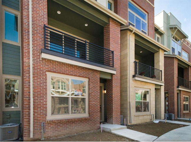 Building Photo - 523 Primrose Ln