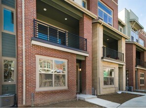 Building Photo - Beautiful 3 bed/3.5 bath Superior Townhome - Available May 4th!