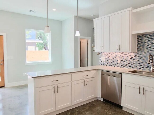 Building Photo - East Riverside near parks