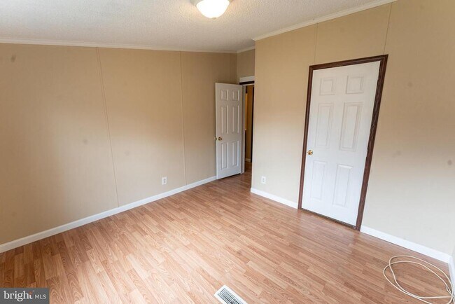 Building Photo - 1205 W 6th St