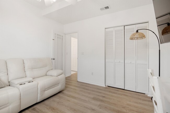 Building Photo - 212 Somerset Ct