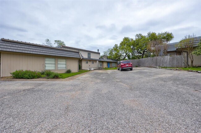 Building Photo - 709 Castle Ridge Rd
