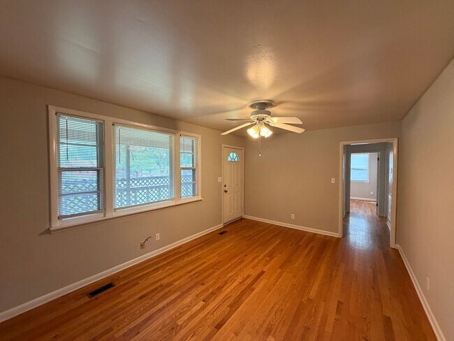 Building Photo - Available Immediately! 3 Bedroom 1 Bath + Bonus & Screened in Porch