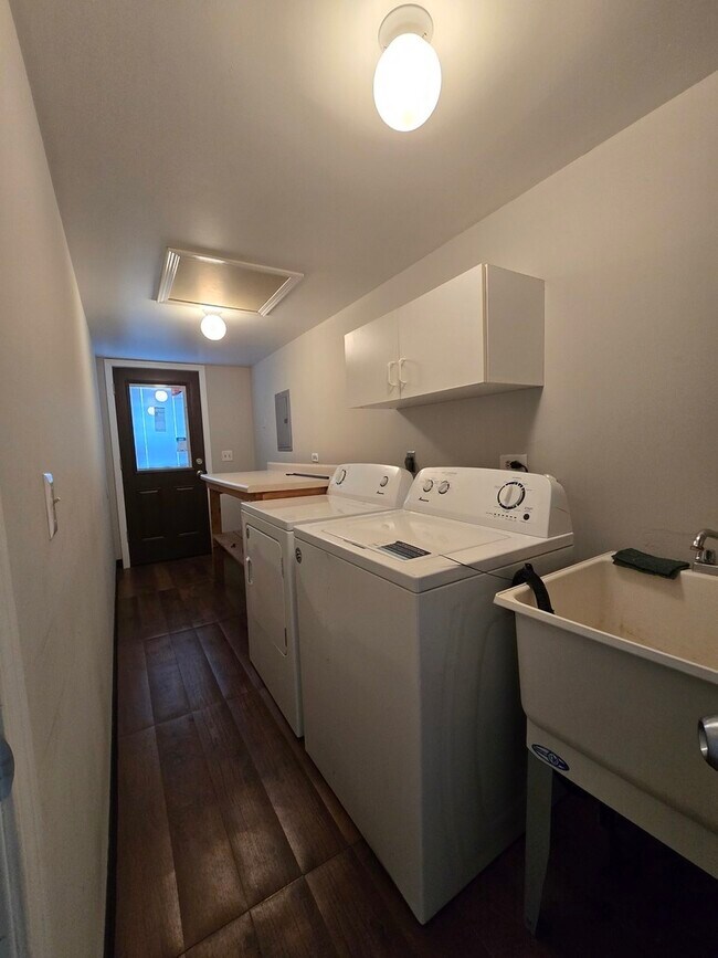 Building Photo - 1005 Manchester Ct