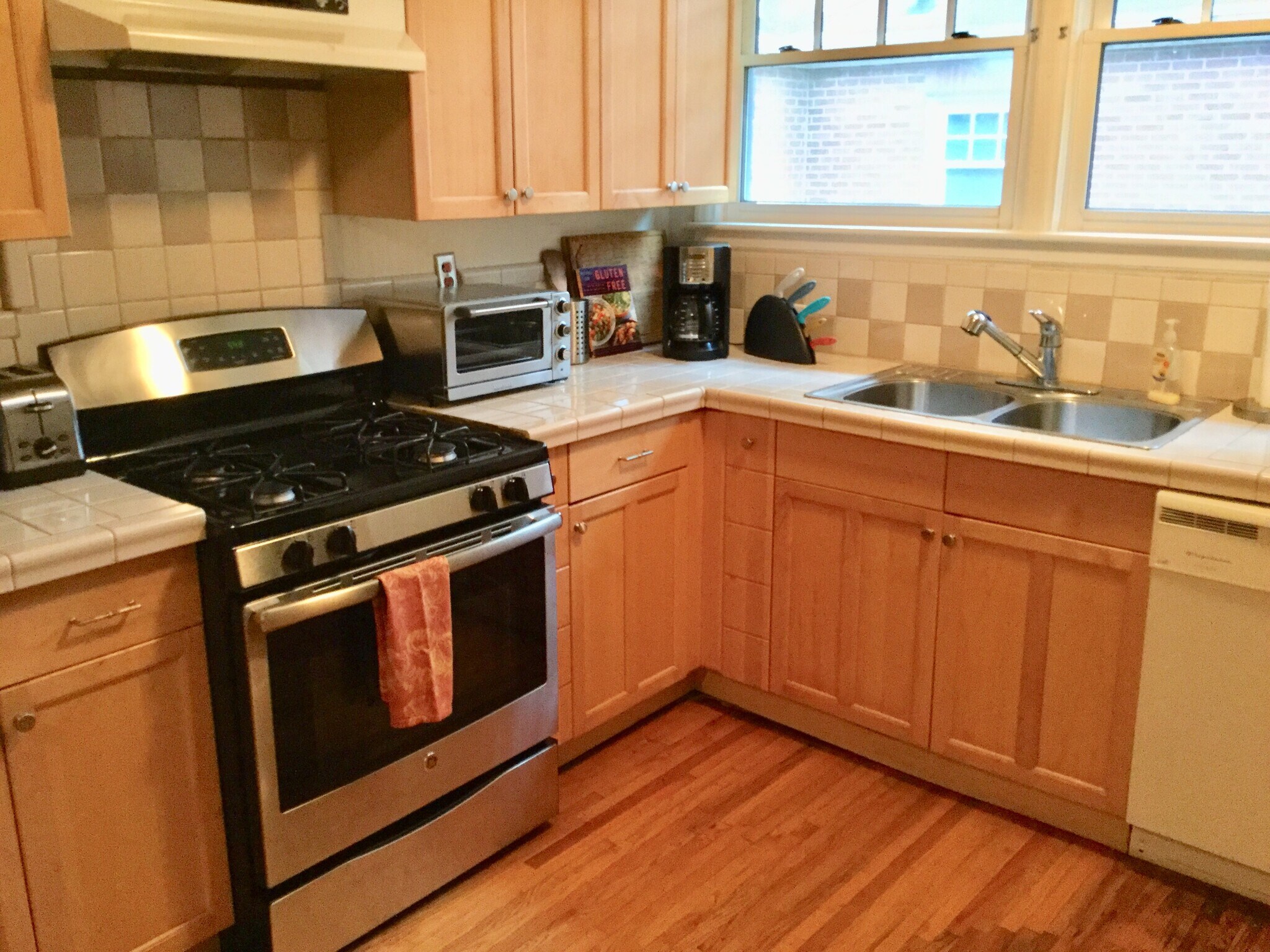 Lots of natural light - 2124 Chesterfield Ave