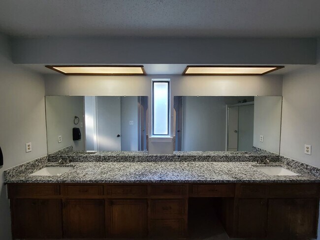 Building Photo - 4 bed 2 baths Coming soon!