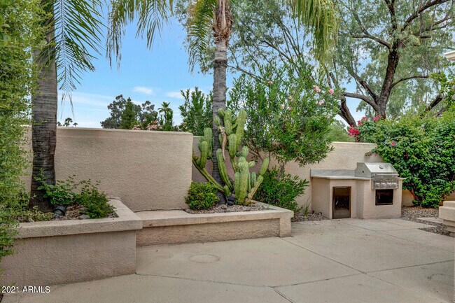 Building Photo - 7525 E Gainey Ranch Rd