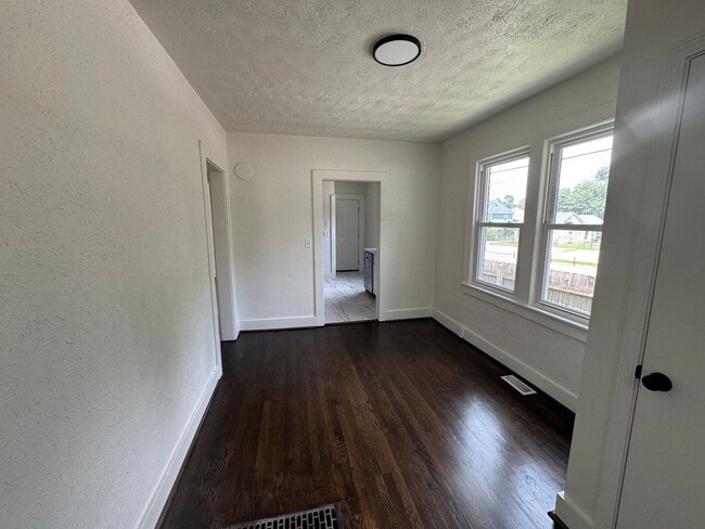 Building Photo - Newly updated 3 bedroom 1 bath with hardwo...