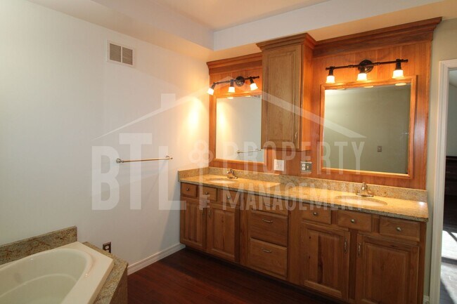 Building Photo - Spacious 3-Bed, 3-Bath Home Near Table Rock Lake – Pet Friendly with Pool & More!