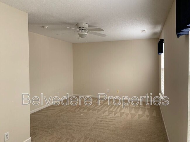 Building Photo - 18 Dillingham Pl