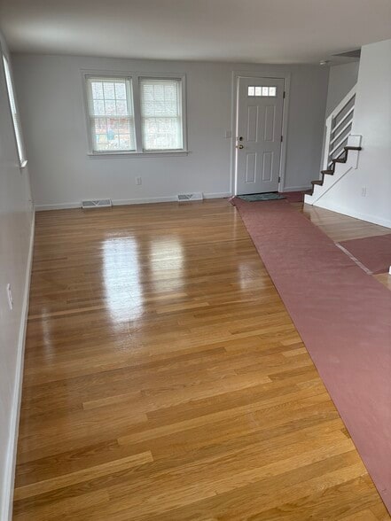 Building Photo - 14 Colonial Rd