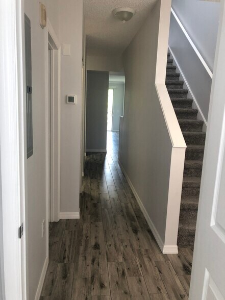 Building Photo - 5692 Bentgrass Dr