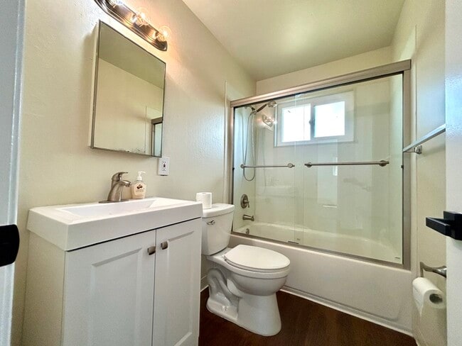 Building Photo - Beautiful 3 bedroom 2 Bathroom For Rent in...