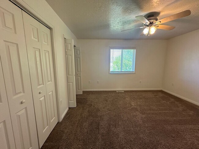 Building Photo - 2 Bed, 1.5 Bath Townhome in the Meadows
