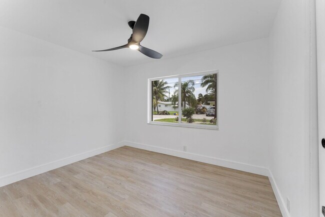 Building Photo - 808 NE 72nd St