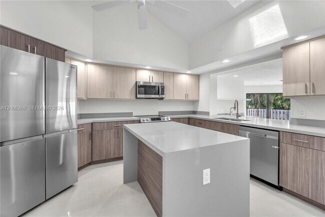 Building Photo - 8881 N Lake Dasha Dr