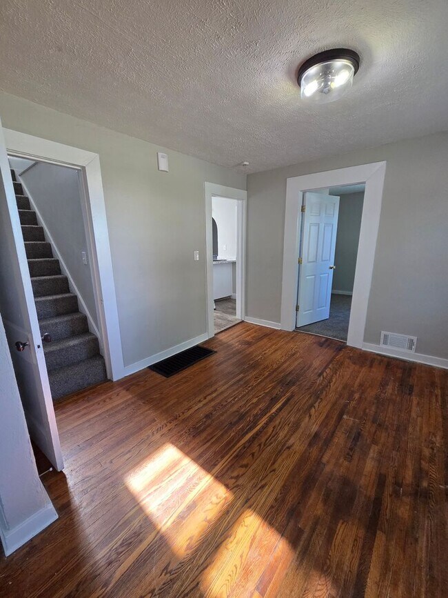 Building Photo - Three Bedroom Single Family Home AVAILABLE NOW