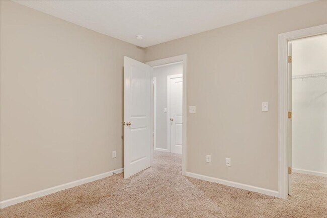 Building Photo - 5121 Heathbrook Dr