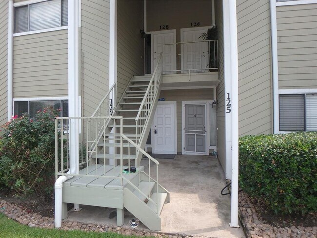 Building Photo - 127 April Point Dr S