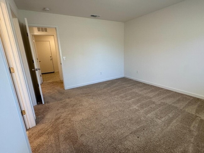 Building Photo - 395 Yandris Ct