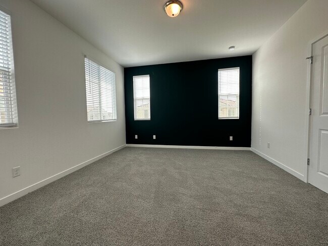 Building Photo - Gorgeous 3 Bedroom 2.5 Bathrooms