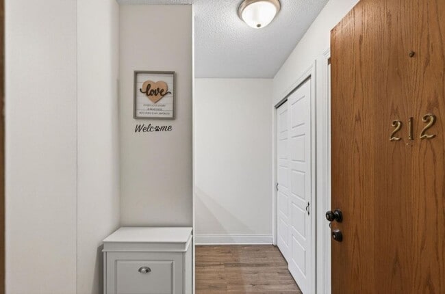 Building Photo - Newly Remodeled 2Bed 1Bath Townhome in Prior Lake!