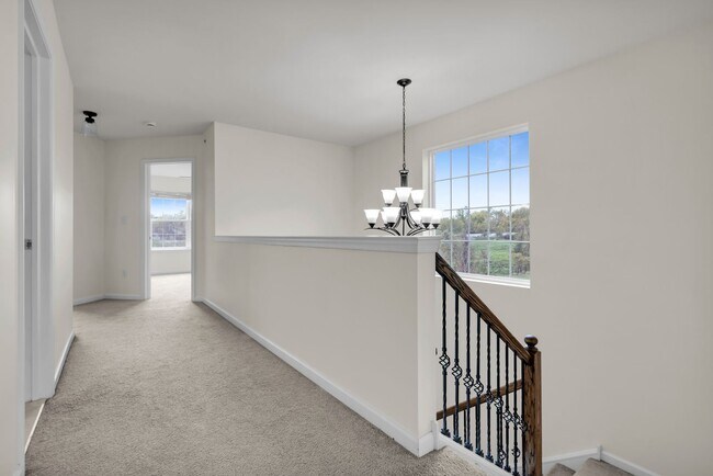 Building Photo - 3 bedroom Townhouse
