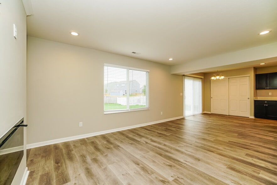 Building Photo - 7428 Willow Leaf Dr