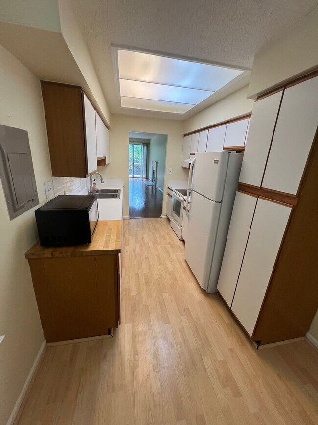 Building Photo - 833 Gas Light Ln