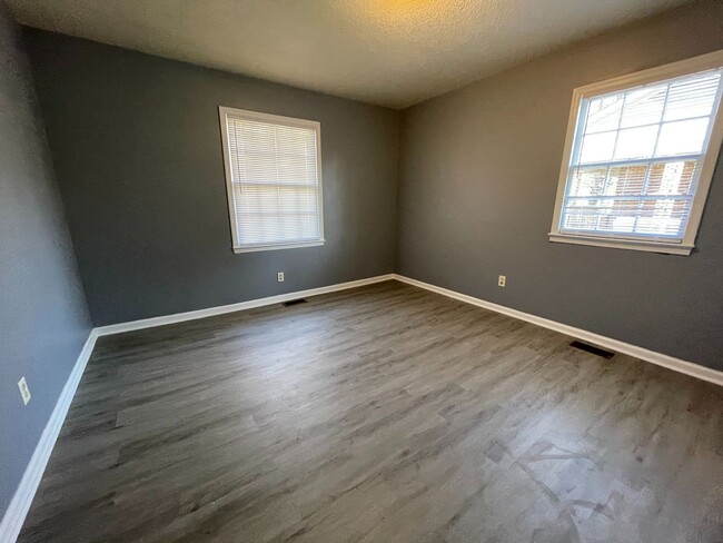 Building Photo - Renovated 3 Bed / 1 Bath Brick Ranch in Ea...