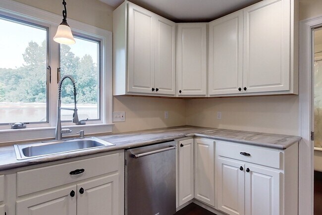 Building Photo - 10-12 Broadway St