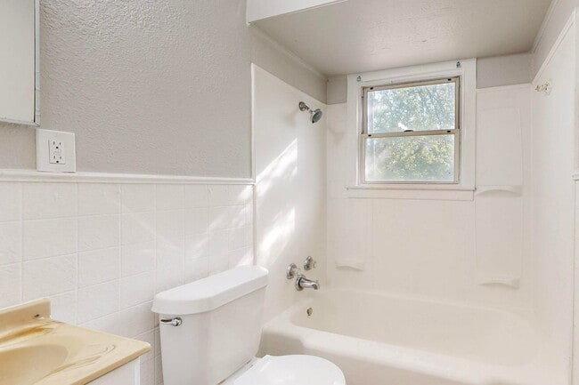 Building Photo - Charming 2-Bedroom Cottage with Big Backyard