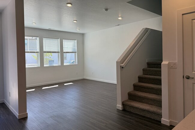 Building Photo - Brand New, Move-In Ready Townhome in Eagle!