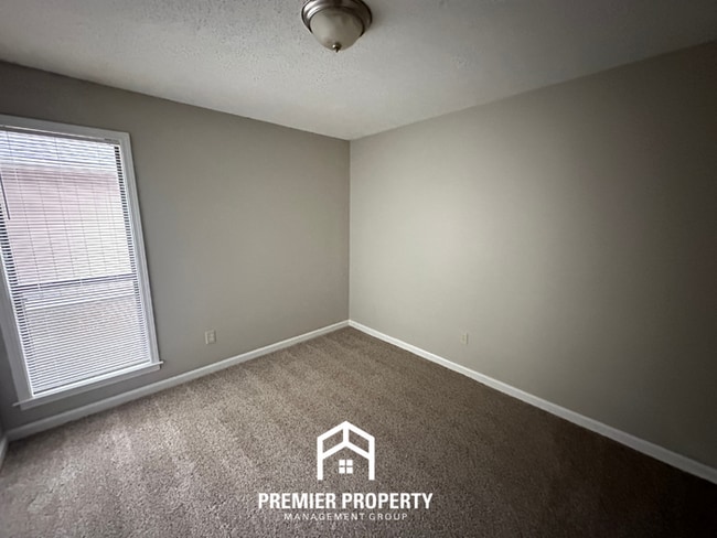 Building Photo - Spacious 3BR/2BA Memphis Home w/ Vaulted Ceilings, Fireplace & 2-Car Garage